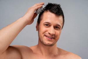Homme se faisant masser le cuir chevelu en plan moyen