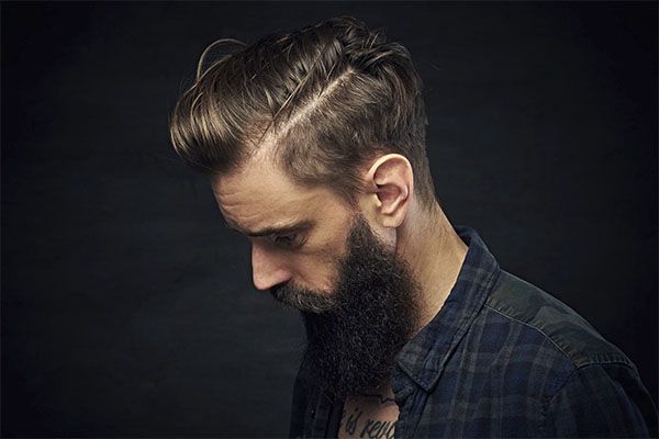 Lorsque l'on parle de cheveux gras, il ne s'agit pas de cheveux sales, ternes, mal entretenus et aplatis. C'est normal lorsqu'on ne s'est pas lavé les cheveux depuis quelques jours. En revanche, lorsqu'on parle de cheveux gras, on fait référence à un type de cheveux. Ce type de cheveux développe une sécrétion de sébum plus importante.