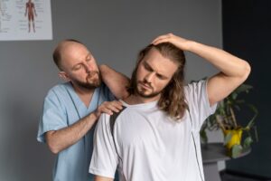 Vue de face d'un physiothérapeute aidant un patient