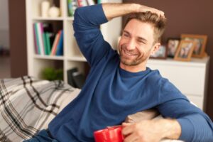 Homme élégant se relaxant avec une tasse de café à la maison