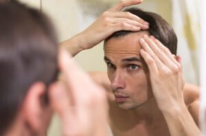 Gros plan d'un homme se toilettant les cheveux