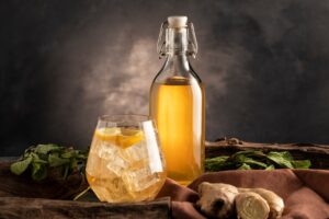 Bouteille de kombucha et nature morte en verre 