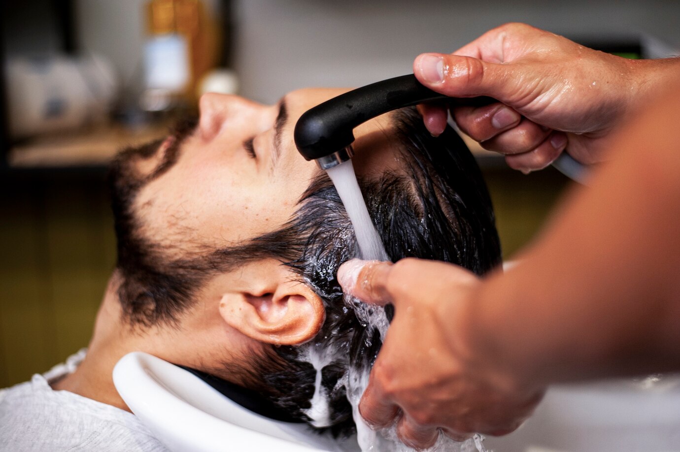 Gros plan d'un homme se lavant les cheveux