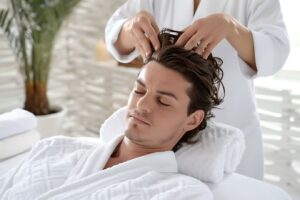 Une personne profite d'un massage du cuir chevelu dans un spa.