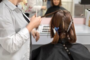 Femme recevant un traitement de coiffure