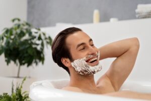 Homme effectuant son rituel de toilettage