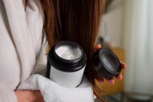 Vue latérale d'une coiffure de nuit pour femmes