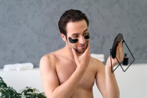 Homme effectuant son rituel de toilettage