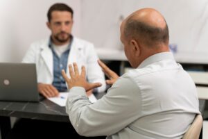 Homme subissant un processus d'extraction d'unités folliculaires. combien coûte une greffe de cheveux