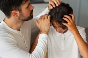 Enfant se grattant la tête à un angle élevé