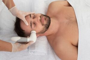 Masseuse s'occupant de son client