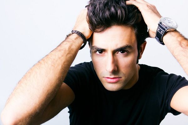 Portrait en studio de jeune homme posant. Meilleurs conseils de soins capillaires pour les hommes