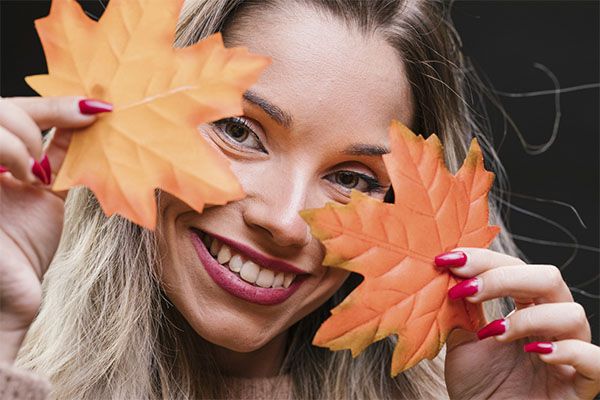 La chute généralisée des cheveux en automne est attribuée aux cycles naturels des cheveux en phase avec les changements saisonniers