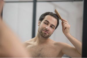 l'acide salicylique est utilisé pour éliminer plus efficacement la couche externe de l'épiderme en retirant les peaux mortes du cuir chevelu