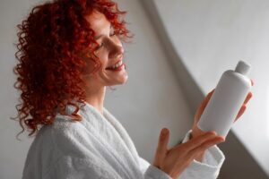 Plan moyen d'une jeune femme aux cheveux bouclés. les meilleurs shampooings pour cheveux gras