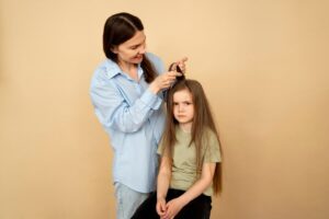 Femme utilisant un peigne à cheveux vue de face