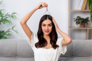 Femme se massant le cuir chevelu