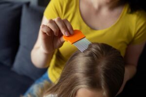 Mère s'occupant d'un enfant atteint de poux. examiner ses cheveux