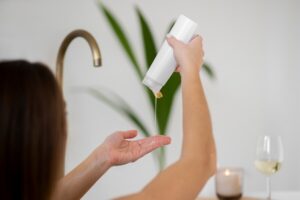 Jeune femme se préparant à prendre son bain