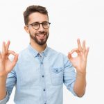 Patient indiquant avec sa main que tout s'est bien passé